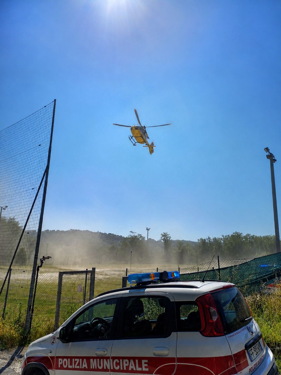  “Sicurezza è esserci.”  
Una pattuglia della Polizia Locale di Serravalle Pistoiese mette in sicurezza l’area per consentire l’atterraggio dell’elisoccorso, chiamato per un bambino. Un'immagine che racconta la collaborazione tra chi presidia il territorio e chi interviene dall’alto: due realtà diverse, un unico obiettivo. Proteggere una vita.