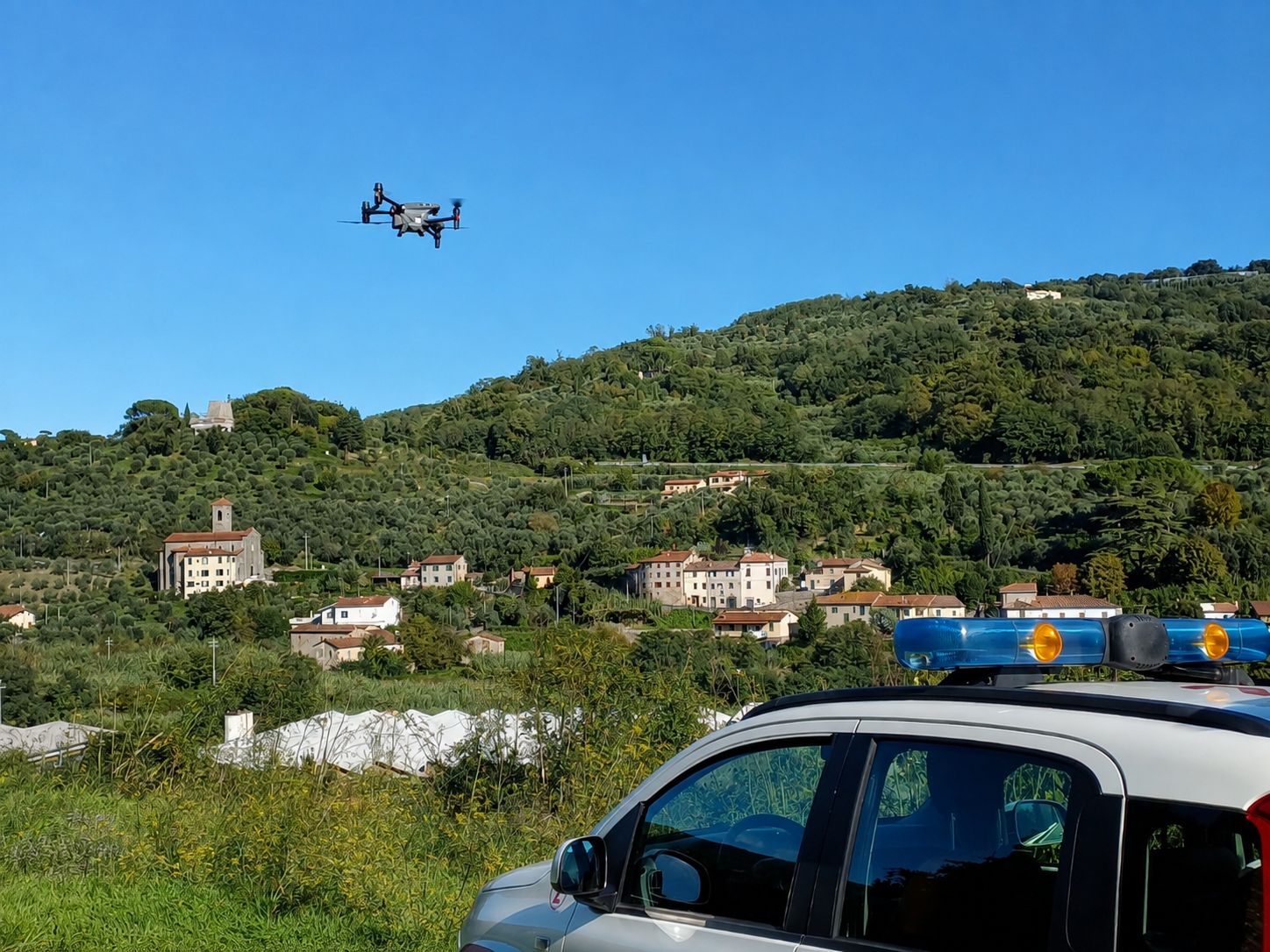 Controlli edilizi dall’alto.
Un drone sorvola le serre e le strutture agricole, mentre l’auto della Polizia Locale di Serravalle Pistoiese presidia l’area. Una prospettiva diversa per raccontare i controlli edilizi: la tecnologia che amplia lo sguardo degli agenti e diventa uno strumento per conoscere, verificare e tutelare il territorio.
Una fotografia che unisce innovazione, controllo e presenza sul territorio.