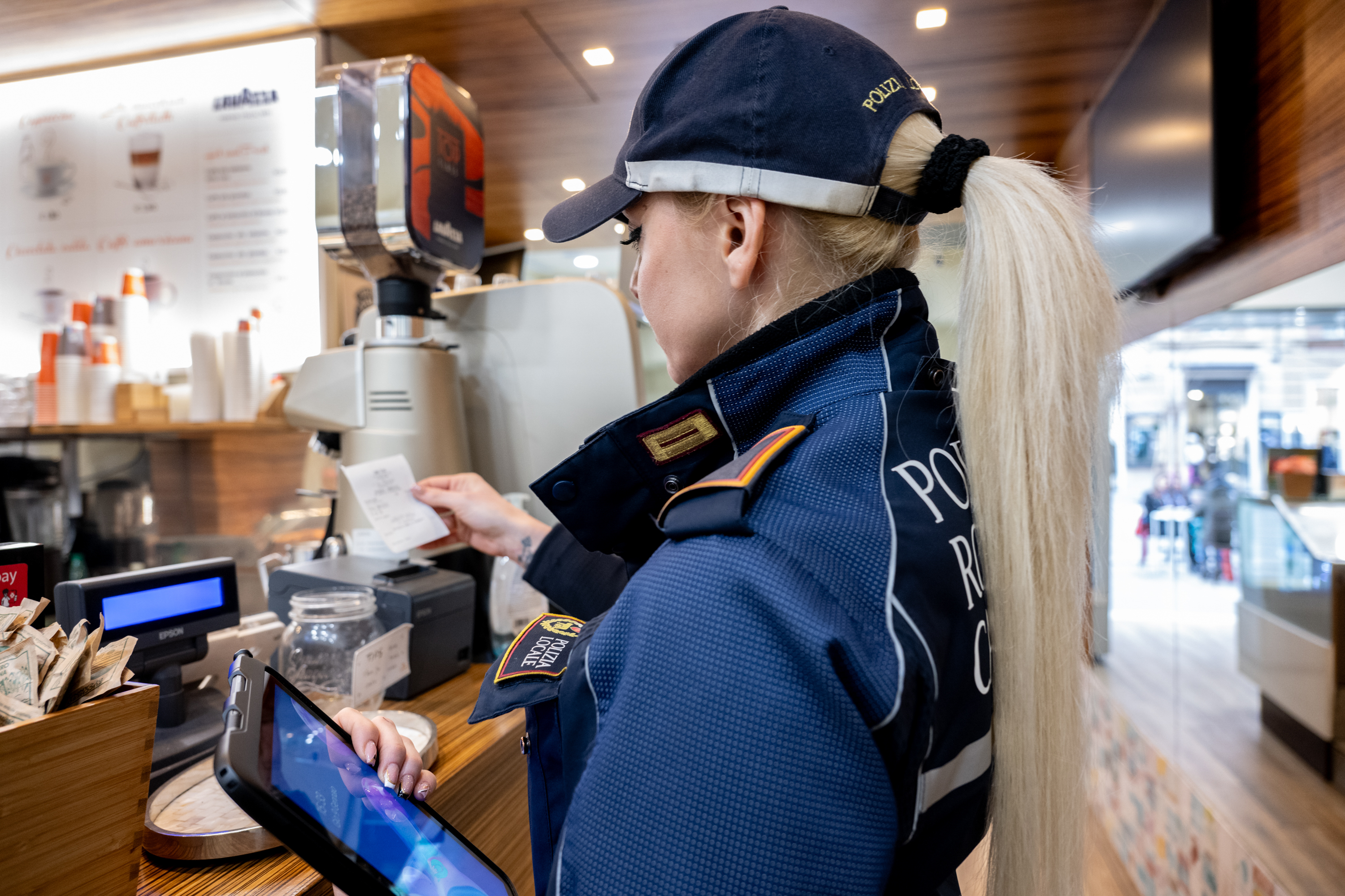Ogni verifica è un’azione a difesa dei consumatori: controlli sulla regolarità delle attività commerciali, sul rispetto delle norme e sulla sicurezza dei prodotti.
La tutela passa anche dai controlli quotidiani dei nostri agenti.
