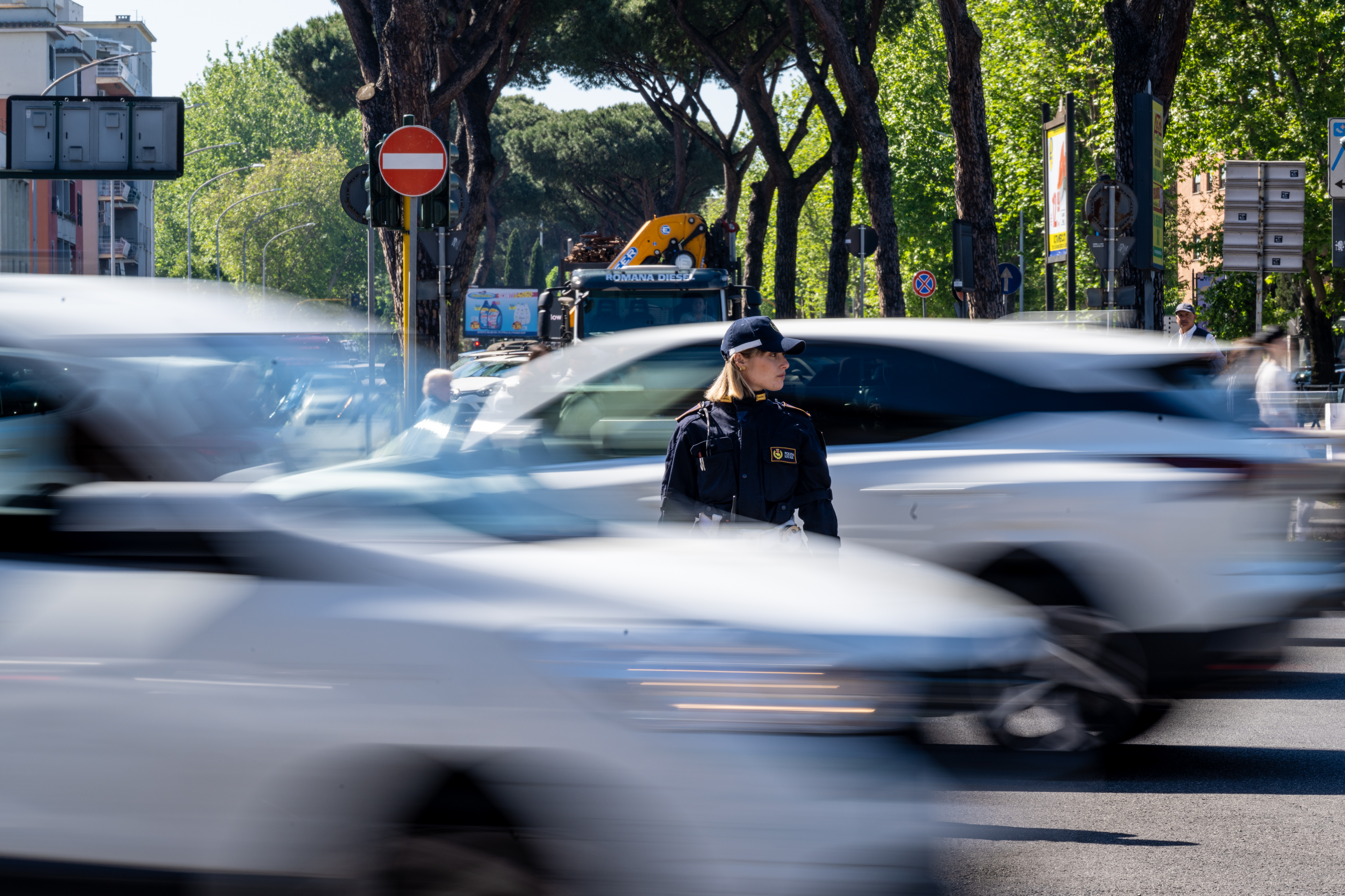 Nel flusso incessante della città c'è chi resta sempre presente.
Tra migliaia di veicoli, decisioni da prendere in pochi istanti e una viabilità in continuo movimento, l'impegno dei nostri agenti è il punto di equilibrio che consente a Roma di andare avanti in sicurezza.
Ogni giorno, su ogni strada, al servizio della collettività.