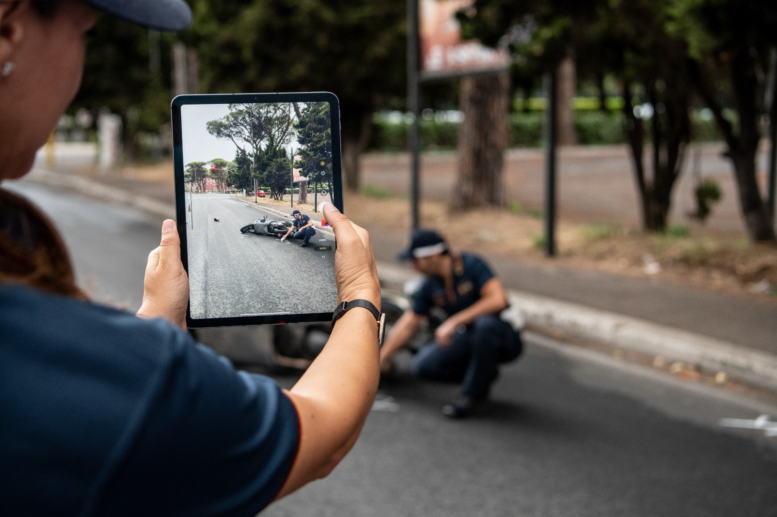 Quando accade un incidente, tutto cambia in pochi secondi.
La strada si ferma, la quotidianità si interrompe e qualcuno può avere bisogno di aiuto.

È in quei momenti che il nostro lavoro va oltre la gestione della viabilità, i rilievi e le procedure. Significa avvicinarsi, prestare assistenza, rassicurare, proteggere. Significa esserci nel momento in cui una persona è più vulnerabile.