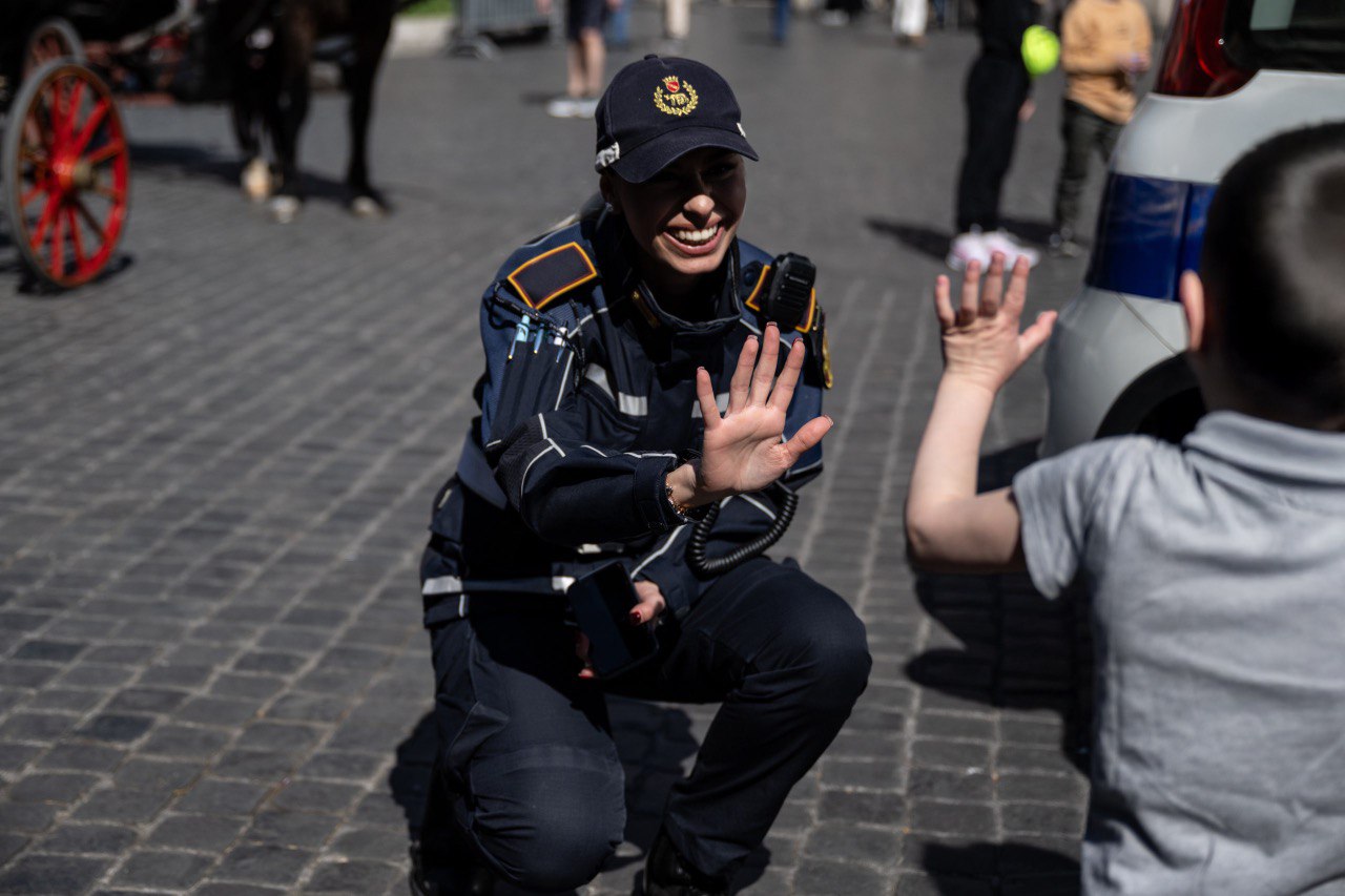 Ci sono interventi che non si misurano in verbali, controlli o procedure.
Si misurano nella capacità di fermarsi, di ascoltare, di comprendere. Nel trovare il modo giusto per avvicinarsi a chi, in quel momento, ha bisogno di sentirsi accolto e al sicuro.