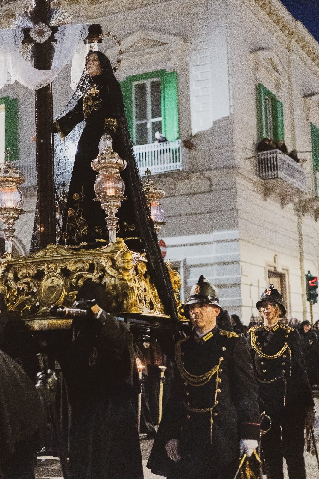 Processione della Madonna dell' Addolorata in occasione delle festivita pasquali. 
Riproposizione della divisa storica, rivisitata nei materiali e nella vestibilità mantenendo intatto il taglio e gli elementi identificativi.