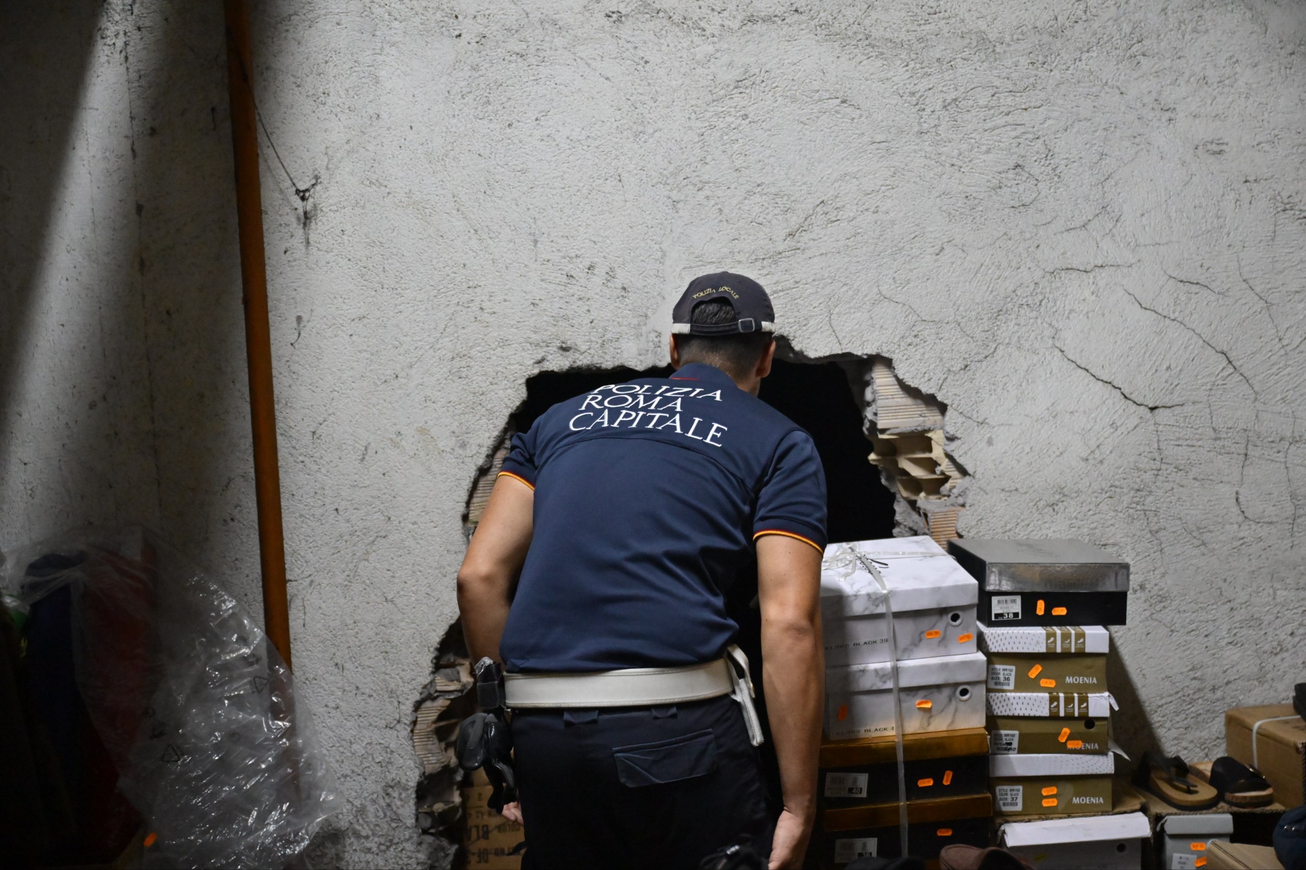 Verificare la regolarità degli interventi edilizi significa individuare opere abusive, accertare modifiche non autorizzate e vigilare sul rispetto delle norme.
Un'attività che richiede attenzione e competenza, perché tutelare il territorio significa anche proteggere la sicurezza, gli spazi e il patrimonio della nostra città.
Costruire nel rispetto delle regole significa costruire una città più sicura. 