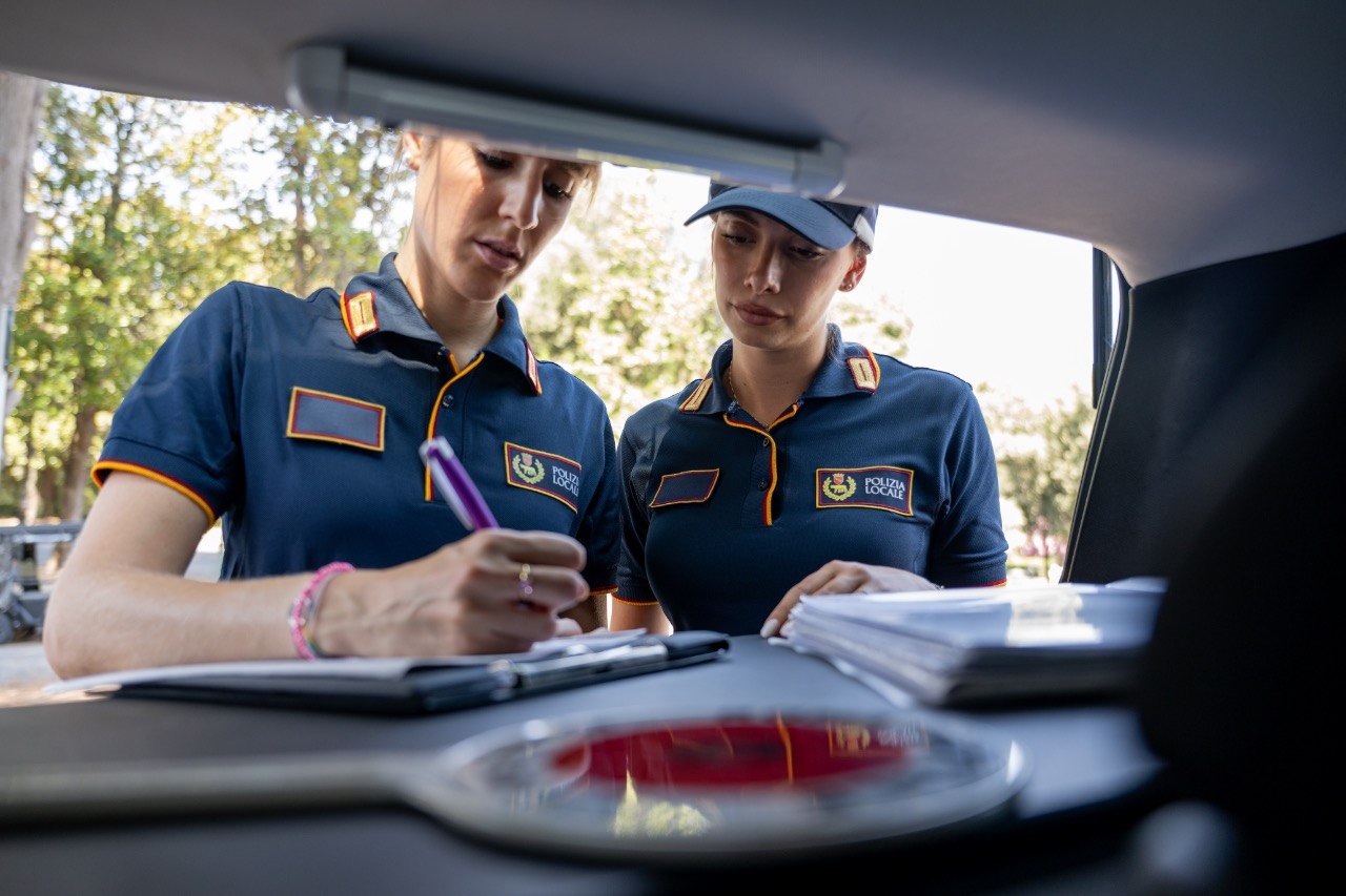 Dietro un accertamento edilizio c’è un lavoro fatto di sopralluoghi, verifiche documentali, rilievi e confronto tra quanto autorizzato e quanto realmente realizzato.
Un’attività attenta e puntuale, necessaria per individuare eventuali irregolarità e contrastare gli abusi.
Perché vigilare sull’edilizia significa tutelare il territorio, la sicurezza e il patrimonio della città che appartiene a tutti.