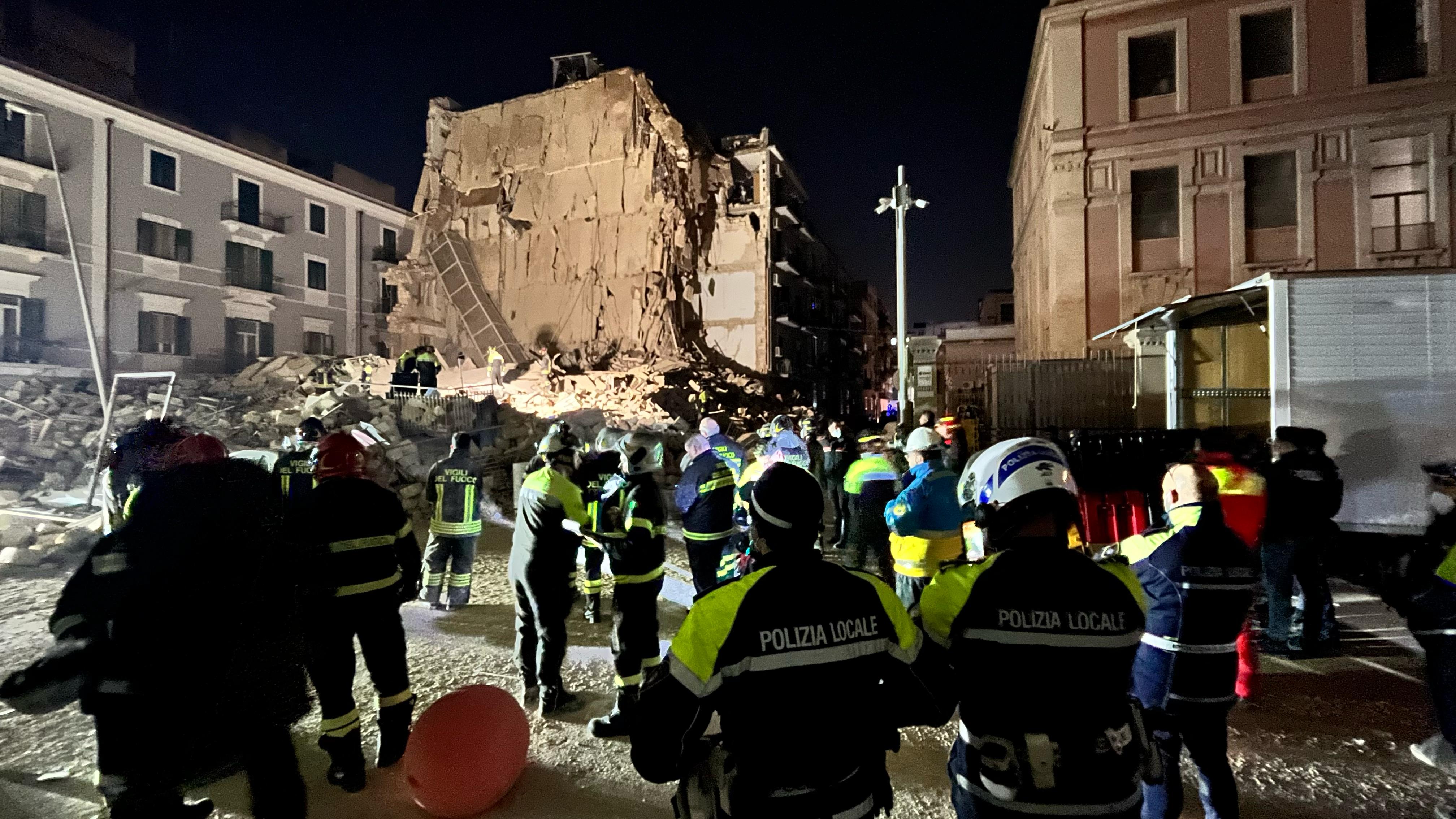 Interventi della Polizia Locale in ausilio al Corpo dei Vigili del Fuoco, in territorio urbano, per crollo edificio abitativo.