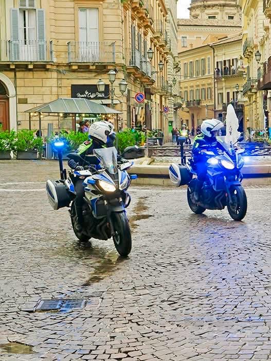 In prima linea, prima del gruppo. I motociclisti della Polizia Locale tracciano la rotta sicura dove l’adrenalina della gara incontra la protezione della strada.