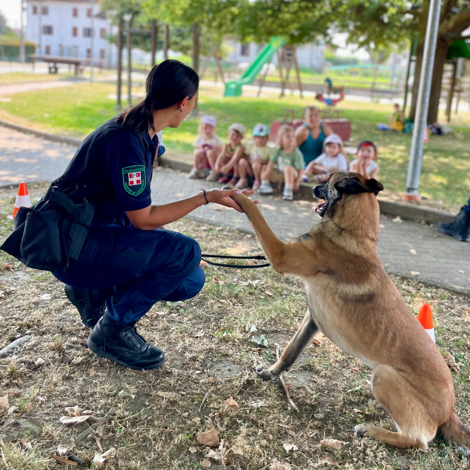 L'unità cinofila addestrata per la ricerca ed il contrasto allo spaccio delle sostanze stupefacenti si dimostra vicina ai cittadini anche nella formazione e nell'educazione dei più giovani, dimostrando come la Polizia Locale sia a 360° integrata nelle esigenze della collettività.
